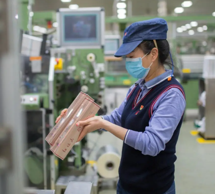 招聘|一家三代烟草人被夸有奉献精神,网友却不服:我想奉献也没机会啊