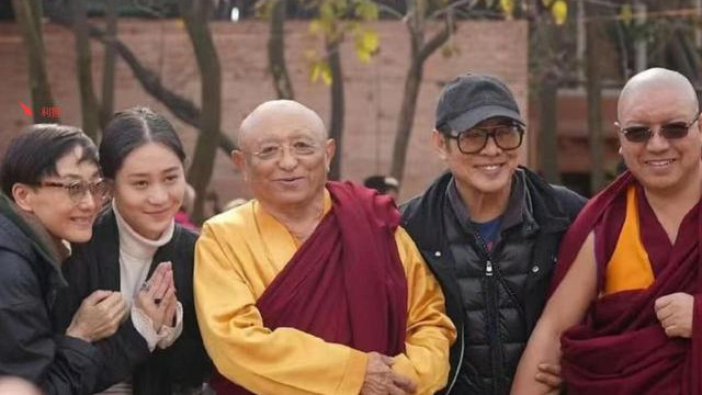 62岁利智近照曝光，和丈夫李连杰一起去尼泊尔，短发暴瘦到认不出