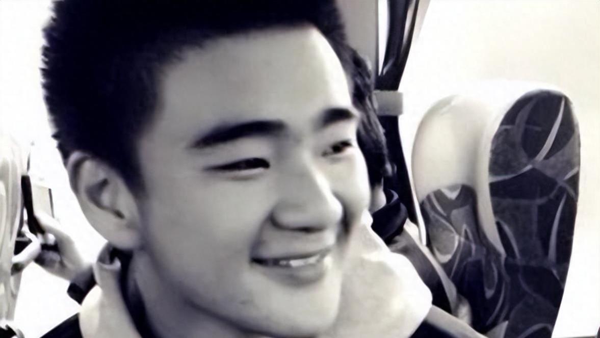 娱乐圈再传噩耗！傅艺伟30岁独子高乐男离世，死因曝光让人叹息