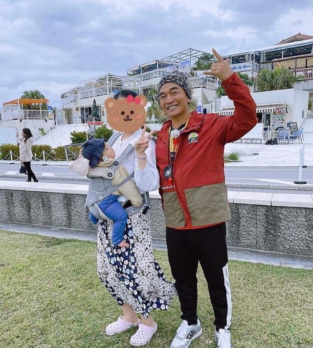 吴宗宪|吴宗宪外孙近照曝光，躺母亲怀中嬉戏超温馨，小初一头发黝黑浓密