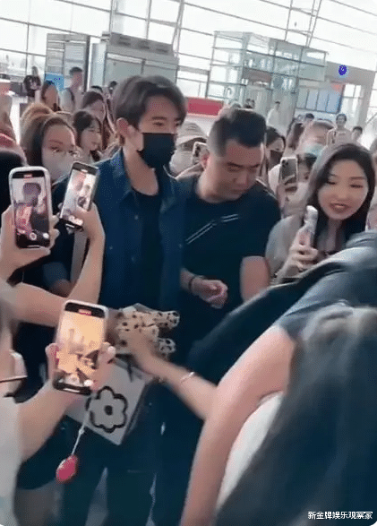 于适去机场女粉丝直接下手,他提醒女方保持清醒,理智追星求求了