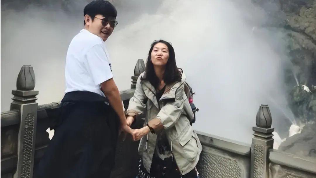 他9岁就停止发育，36岁还在演小孩，却娶了班花，如今成了演技派大咖