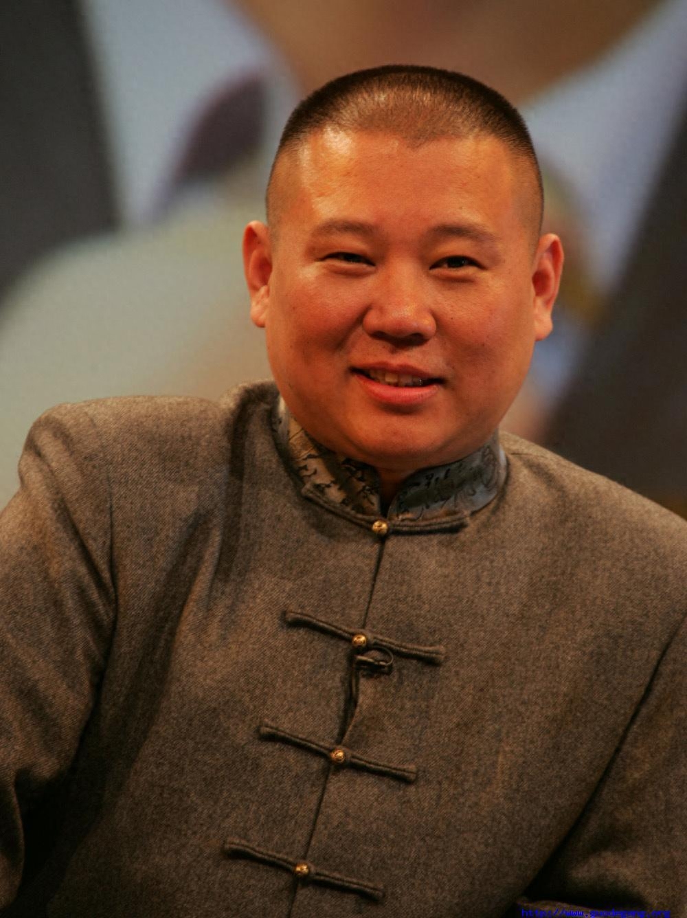 曝郭德纲移民澳洲住富人区,全家穿睡衣出门,8岁儿子不上学争议