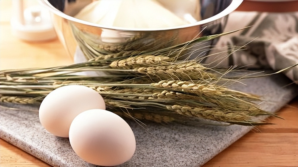 鸡蛋|挑选鸡蛋时,别只会拿大的,牢记这些小窍门,个个皮薄黄大又好吃