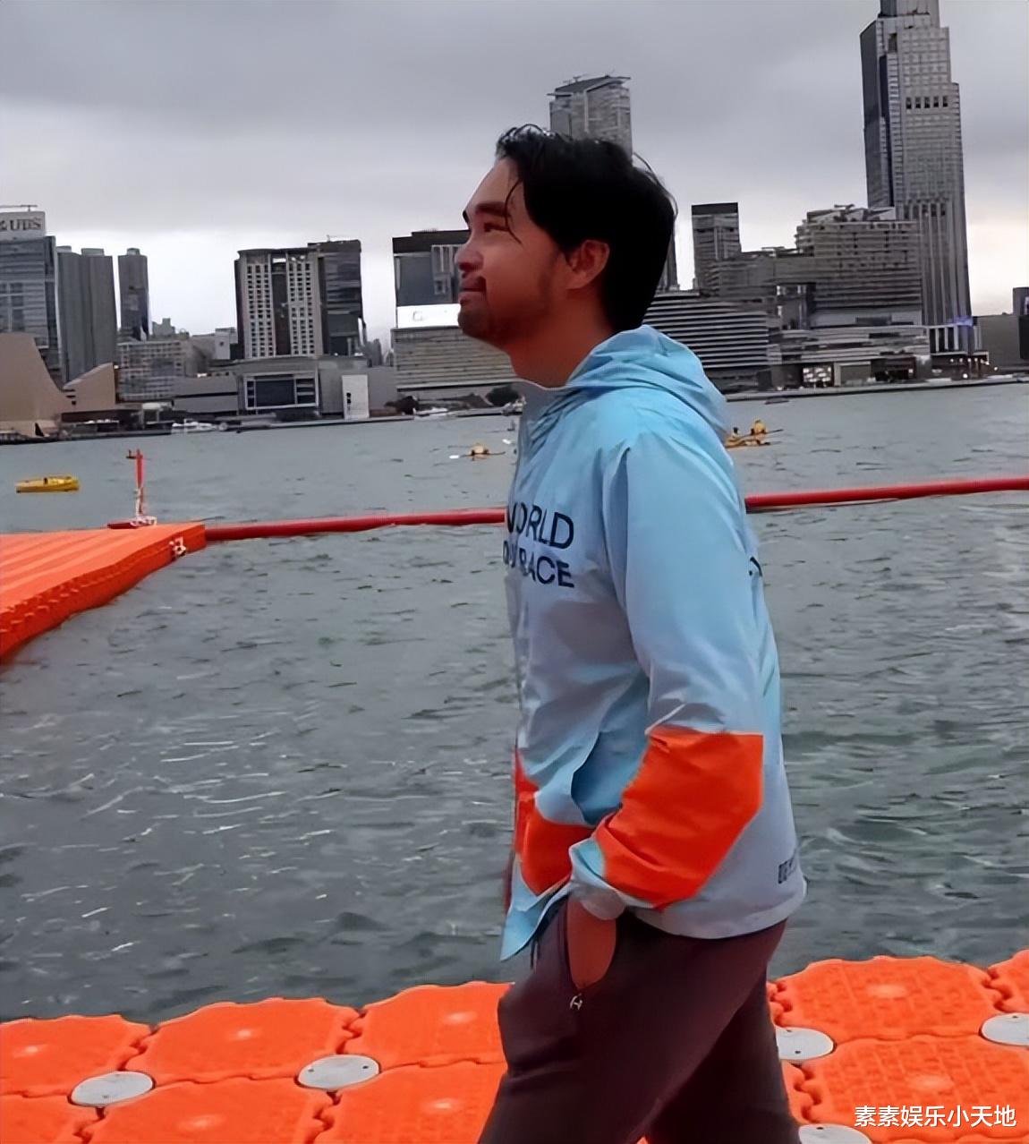 霍启刚郑志刚为新世界维港泳站台,两位千亿公子坐游艇为赛事助阵