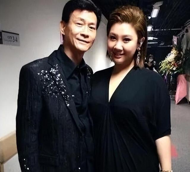 8个月父母离婚，22岁失去母亲，36岁星二代成功逆袭“美女”歌手