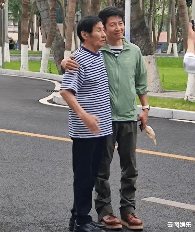 撒贝宁|撒贝宁与演员老父回广东,重返故居追忆童年,在当地出生会说粤语