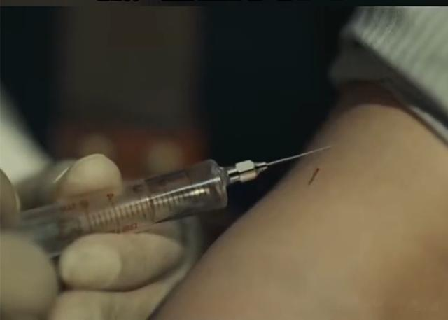 靳东|靳东《无间》电击戏演技引争议，观众吐槽一片，手部细节成败笔