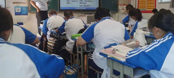 教师|女子名牌大学毕业毁约：放弃支教和年薪30万的工资