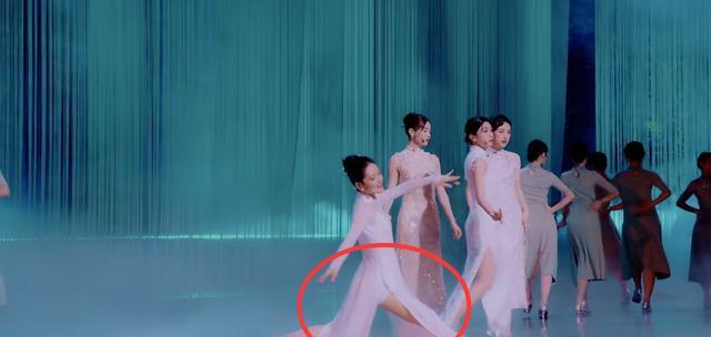 谢娜穿旗袍挑战一字马劈叉,《入画江南》获825分,朱珠美到失语
