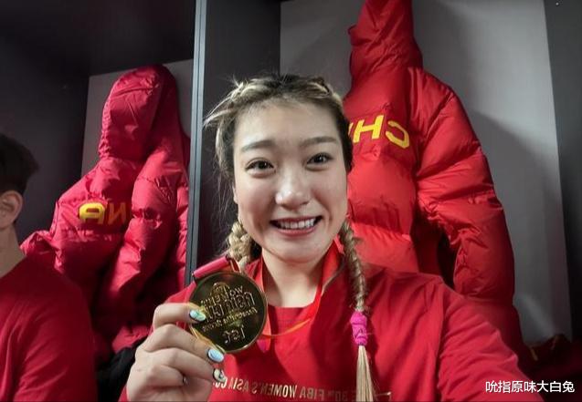 纹身 刘翔小迷妹吴艳妮迅速蹿红，纹身却引发争议，李梦打球还化妆美甲