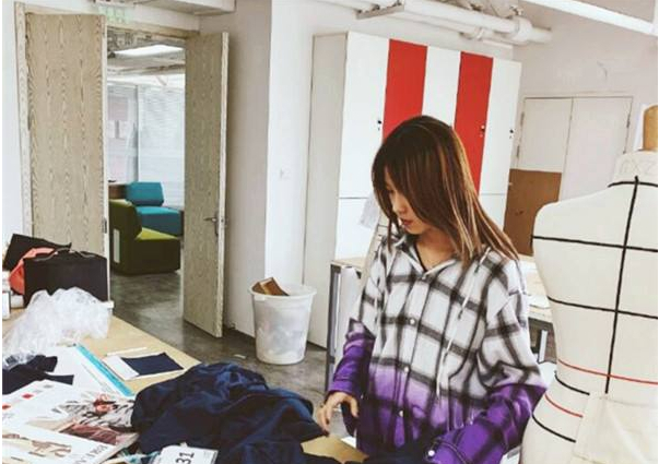 “巨婴”刘思琦现状:16岁还喂饭,一天花十几万,今可以自力更生