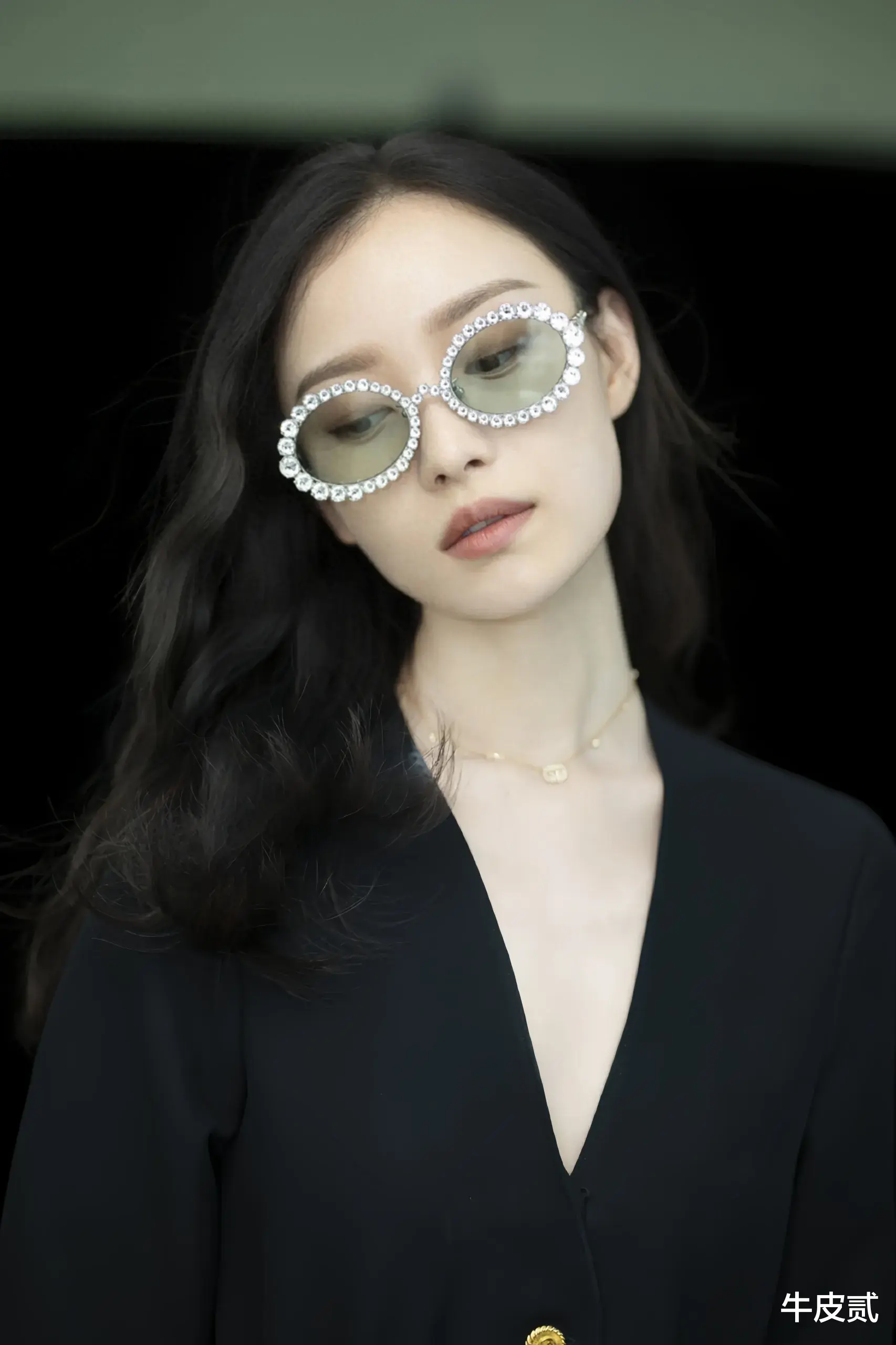 当35岁倪妮和27岁孟子义同框,才彻底明白,爱秀身材的倪妮输得有多惨!