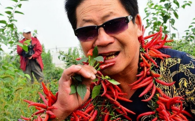 景甜|中国“辣王”李永志:5斤辣椒配白酒吃了38年,如今下场令人同情