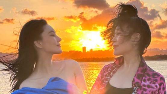 张馨予 曝张馨予与妈妈海边美照，母女同框似姐妹，张妈妈扎马尾活力满满