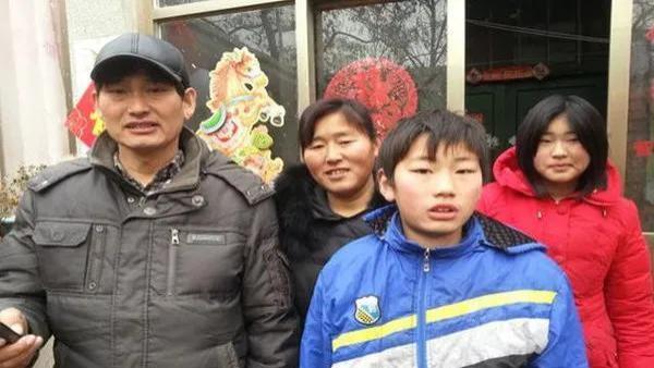 陈萌|朱小伟入职供电局保安职位，与妻子陈萌同框，开豪车让人羡慕