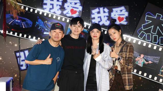 赵丽颖姚晨庄达菲在张杰演唱会蹦迪嗨翻天，谢娜没和张杰合照是不是得洗碗