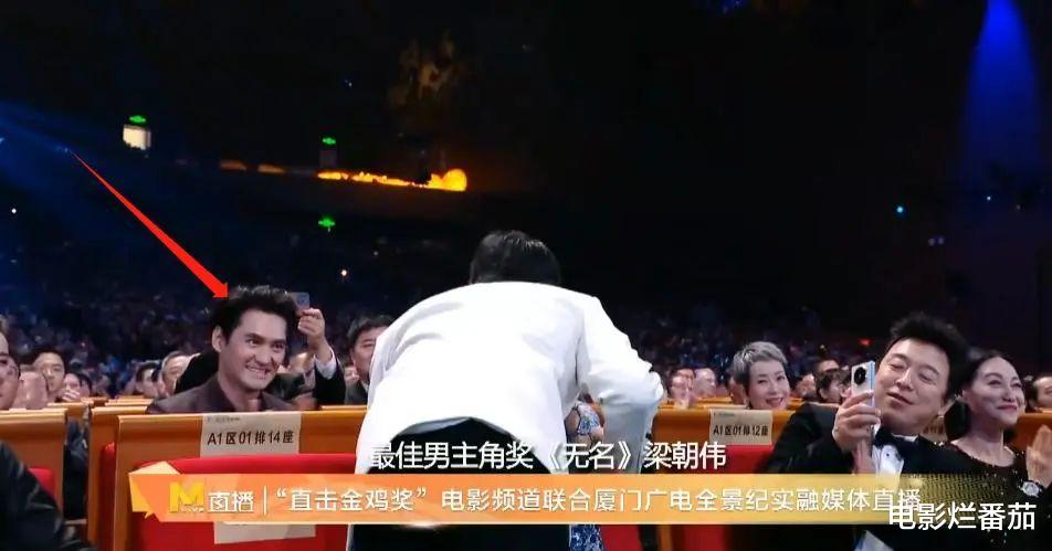 金鸡一刻：周冬雨邓超红眼眶，殷桃闫妮洒泪，李雪健获奖全体起立