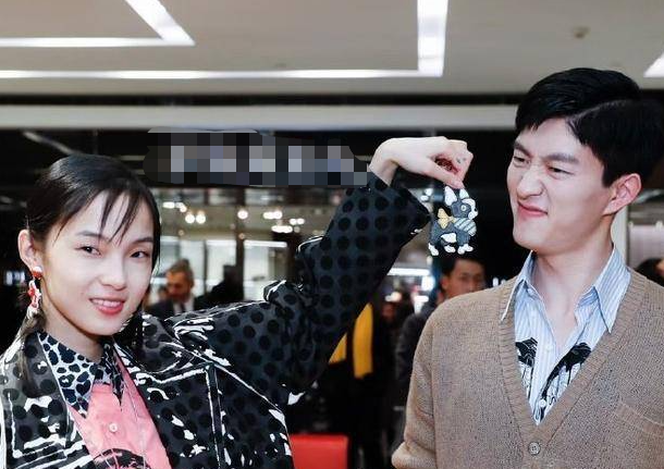 雎晓雯顺利蝉产女，金大川冷脸表情沉默，出院丢下妻子抱孩子离开