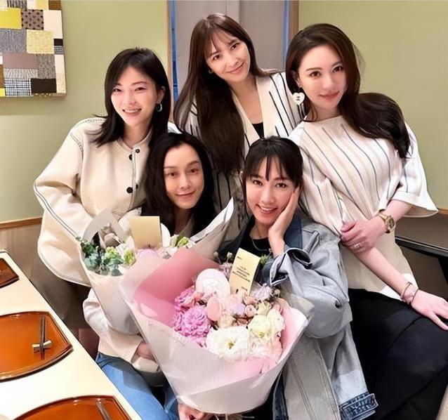 吴佩慈|吴佩慈参加聚会,打扮休闲依旧漂亮,和范玮琪一起为闺蜜庆生