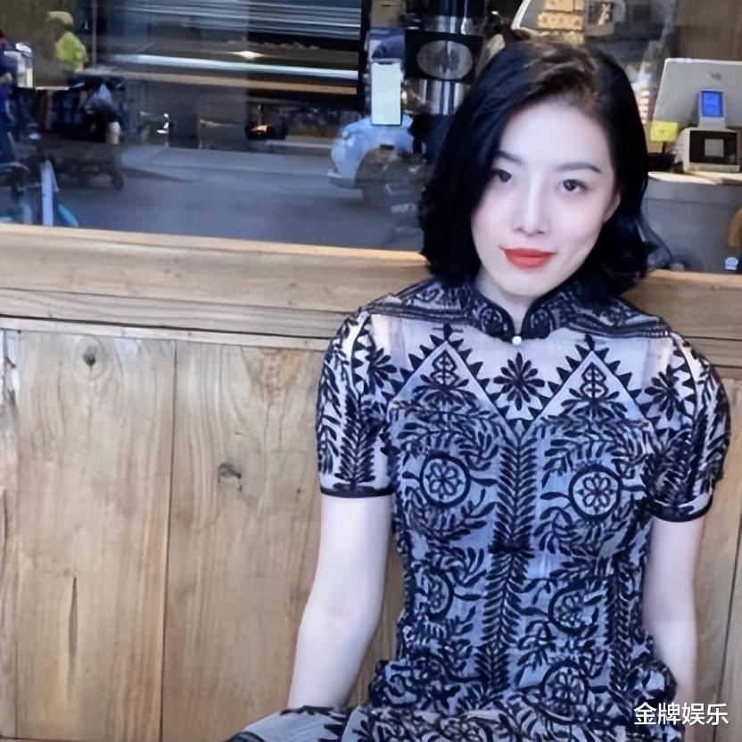 |胡继勇和女员工出差被拍!女方虽然白皙高挑,但素颜照相当一般