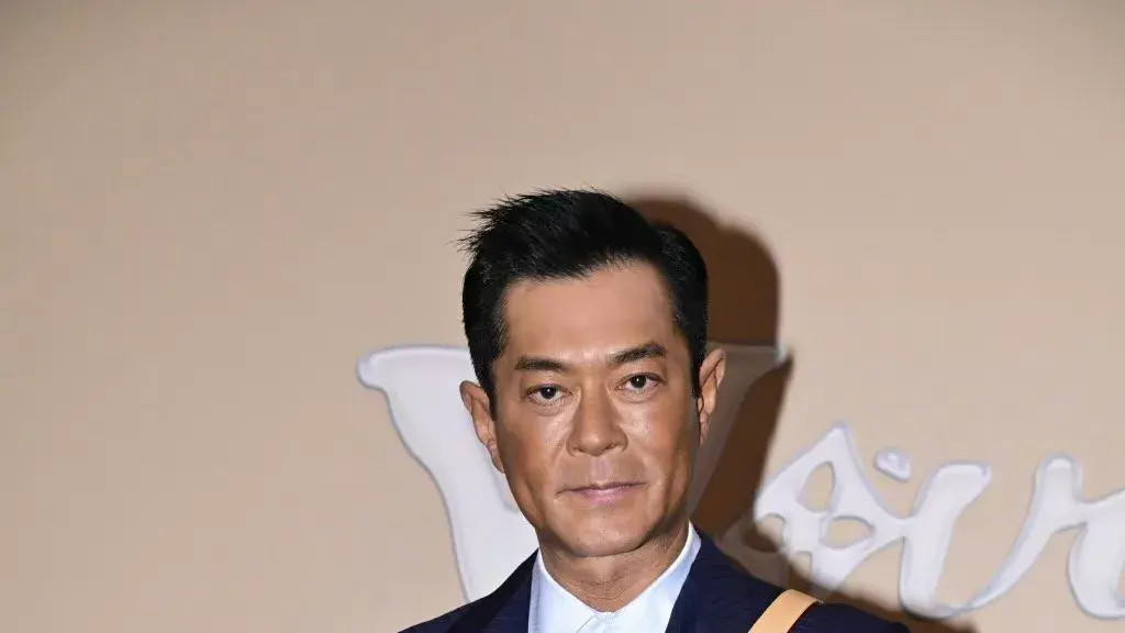 53岁古天乐和68岁周润发同台，脸僵笑容不自然，恐成下一个李连杰