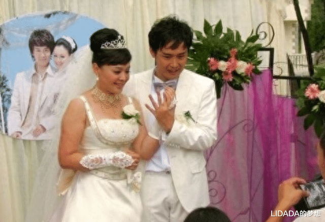 她长得漂亮，演技好，出道23年不温不火，有好老公和帅儿子已知足