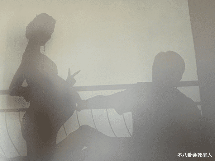 超模睢晓雯生女，她身材纤细不像产妇，女儿手臂跟食指一样粗