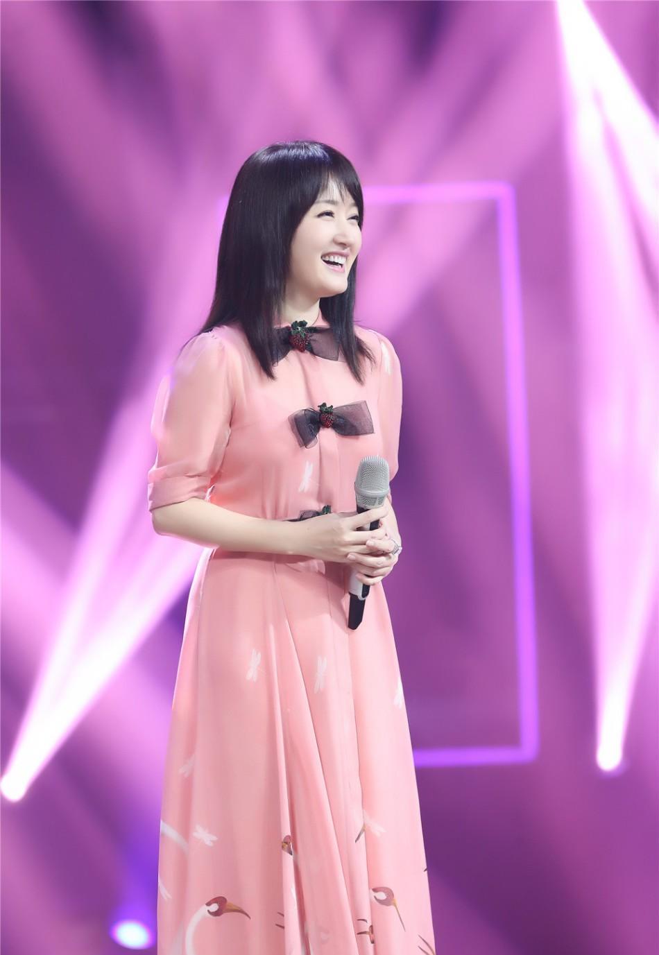 杨钰莹|52岁杨钰莹现身被指怀孕，肚子凸起很明显