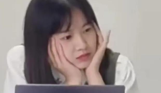 |女老师上课嘟嘴托腮疑被网暴,称其不像老师,学生:少管闲事