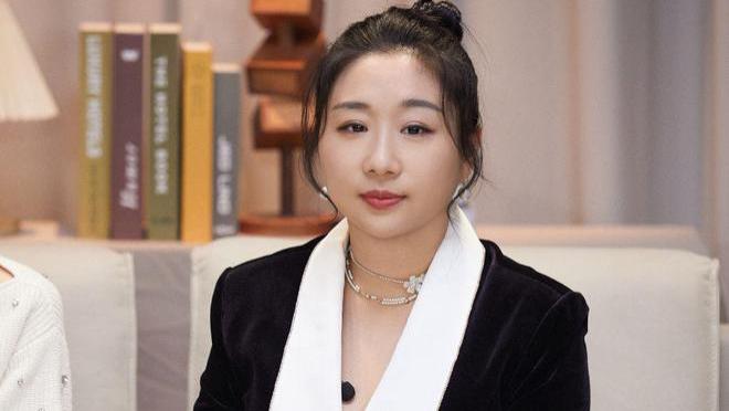 傅首尔离婚成定局，被网友骂“心机女”，弃糟糠之夫过河拆桥？