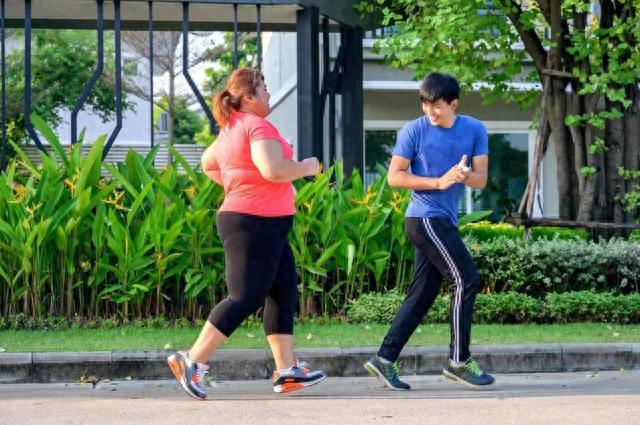 减肥时不可以吃西瓜吗?医生:若不想腹部长赘肉,这3物尽量少吃