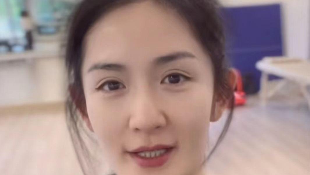 谢娜|谢娜自曝产后瘦20斤，素颜出镜瘦成纸片人，眼窝凹陷显疲态