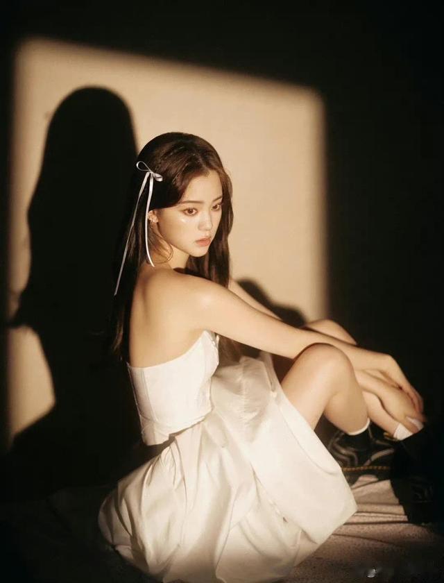 迪丽热巴|3月4日迪丽热巴黑西装造型气场全开，张天爱虞书欣抹胸裙性感迷人