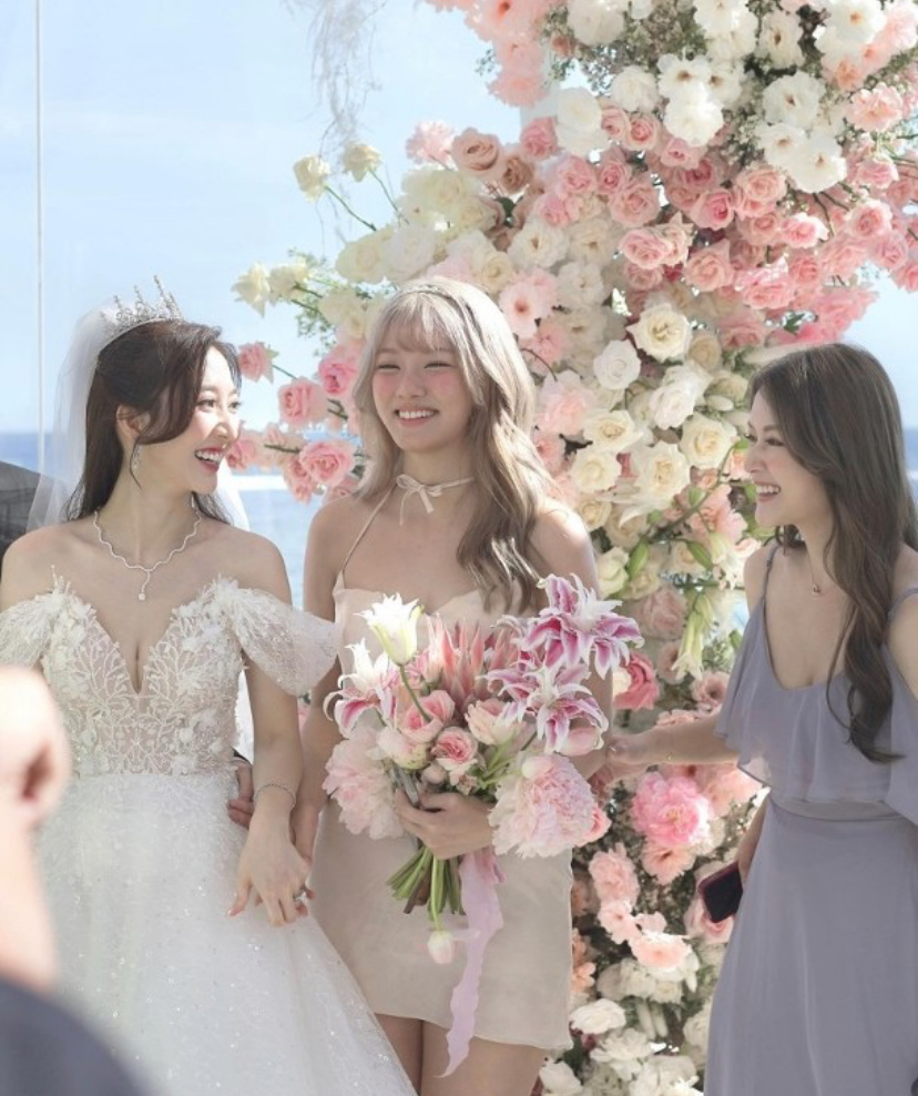 29岁何依婷婚礼现场曝光，与老公坐马车入场超梦幻，安排火球表演排场大