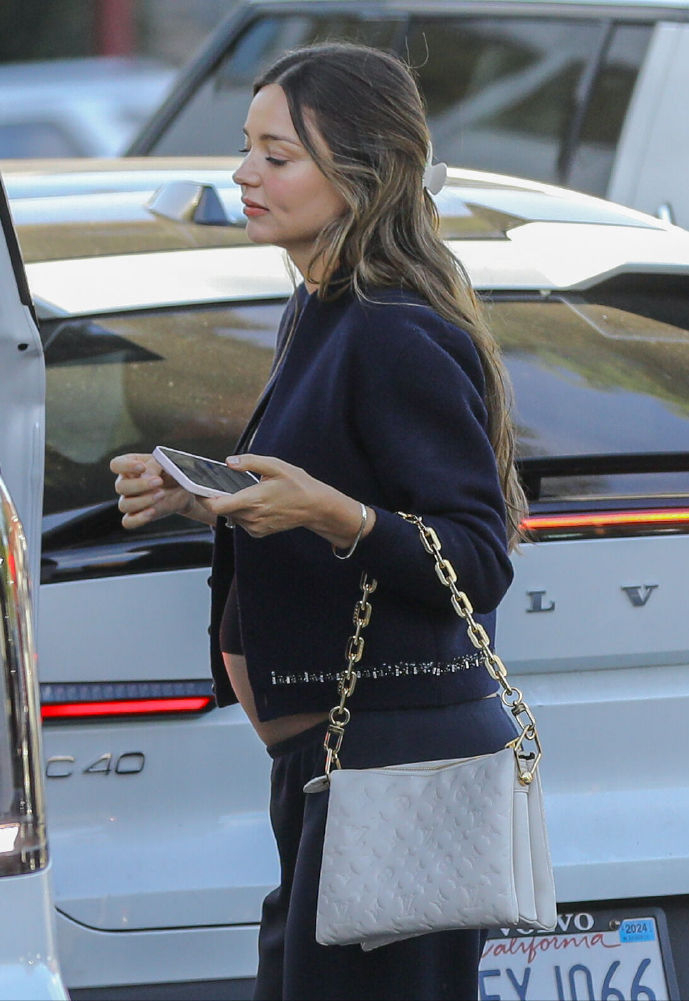 米兰达可儿挺5个月四胎孕肚出街!光着肚皮带着小儿子,还是很美