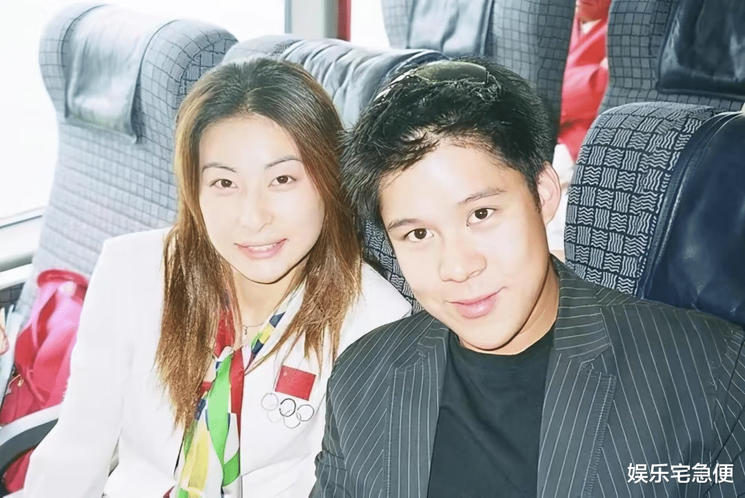 霍家三父子看游泳赛!霍启山黑色西装帅出圈,网友建议他追张雨霏