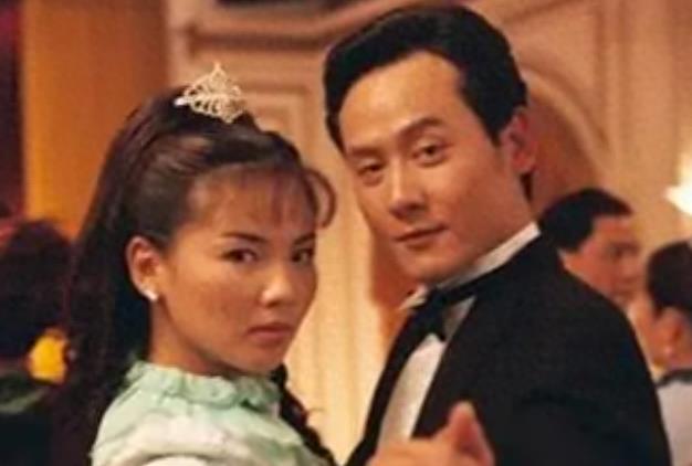 她甘心退圈做家庭主妇，却被演员丈夫抛弃了，今44岁为儿子保持单身