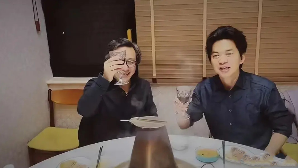 李健小5岁妻子近照！穿淡蓝色卫衣长相甜美，年轻时也是清纯妹子