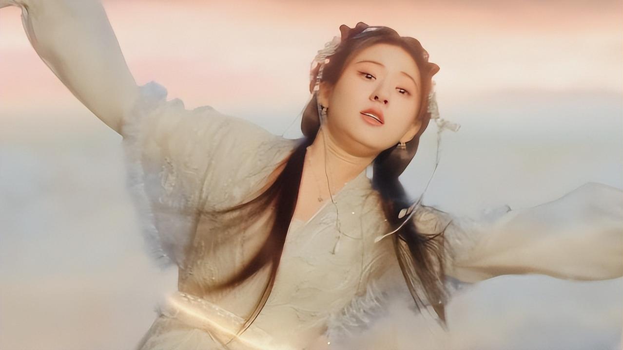 当25岁赵露思和36岁颖儿站在一起，我才彻底明白，美人在骨不在皮