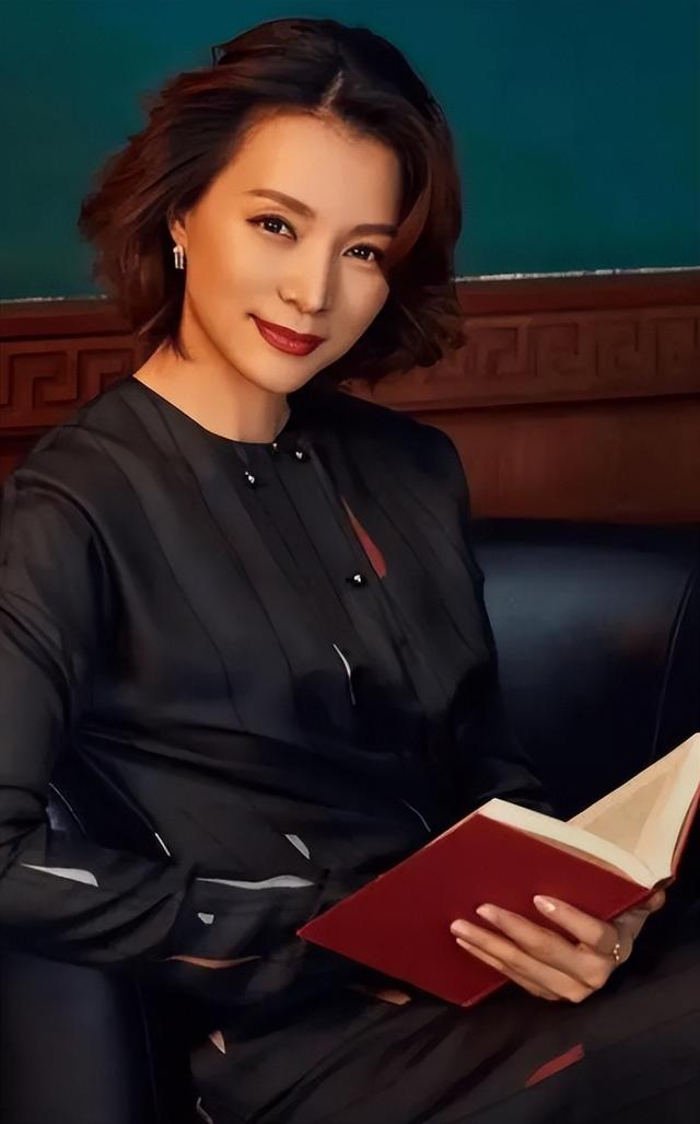 董卿|“央视一姐”董卿,为自己的“虚伪”付出了代价