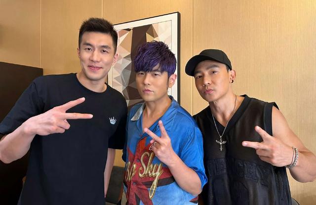 周杰伦圆郭艾伦万人演唱会梦想，跨界合唱《稻香》