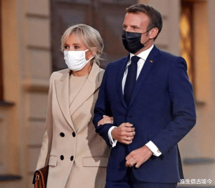 70岁布丽吉特潜水，身材像少女，46岁马克龙光着膀子握着她脚脖子