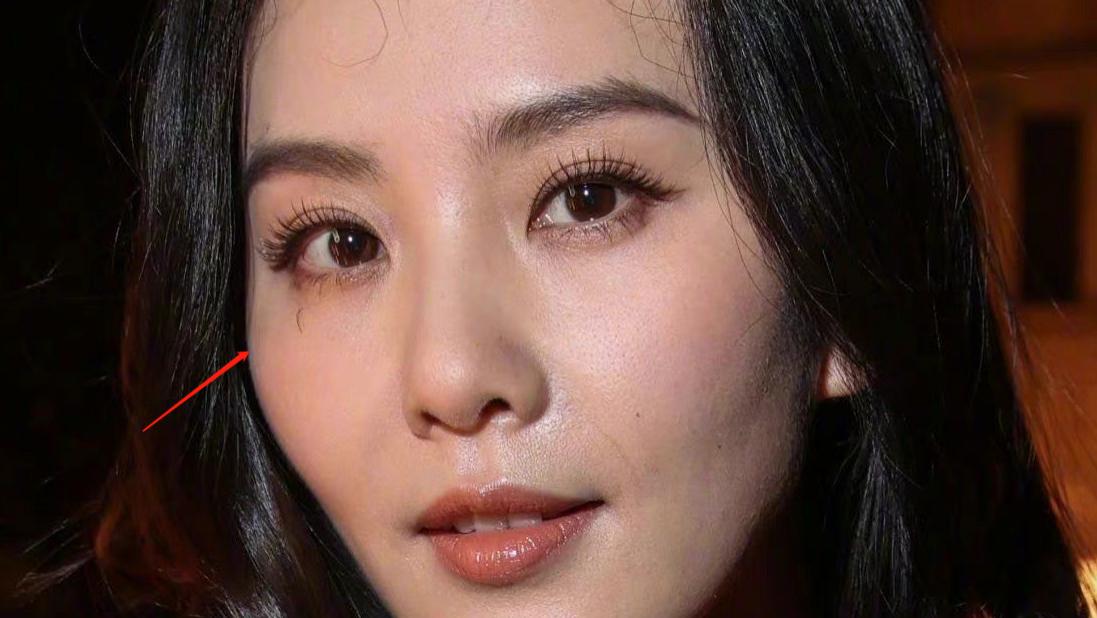 刘诗诗|刘诗诗外媒生图曝光，假睫毛掉脸上太尴尬，穿过季旧款撞衫韩女星