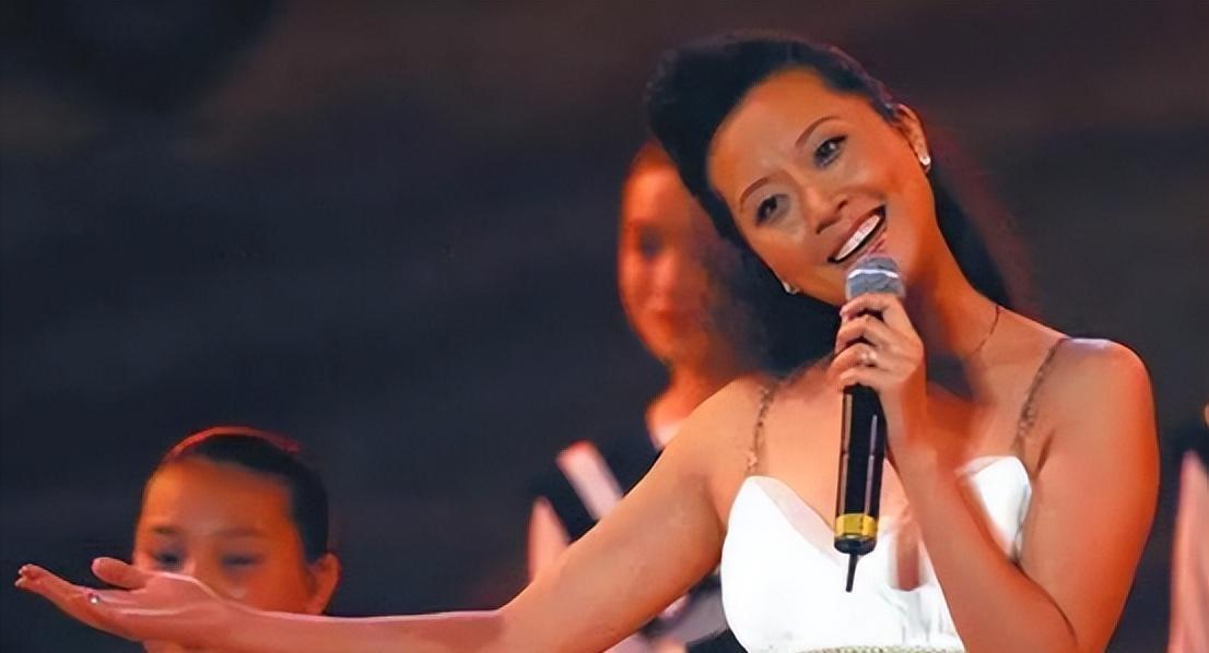 春晚|她曾5上春晚，有一生理缺陷却因此成名，丈夫去世后无奈淡出舞台