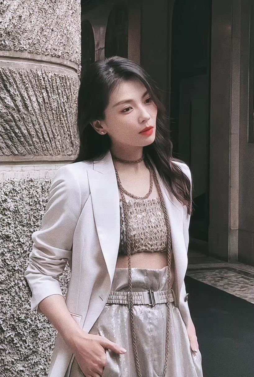 卷发|刘涛梳着卷发有多美?长发飘飘美艳迷人,职场大女人总算换风格了