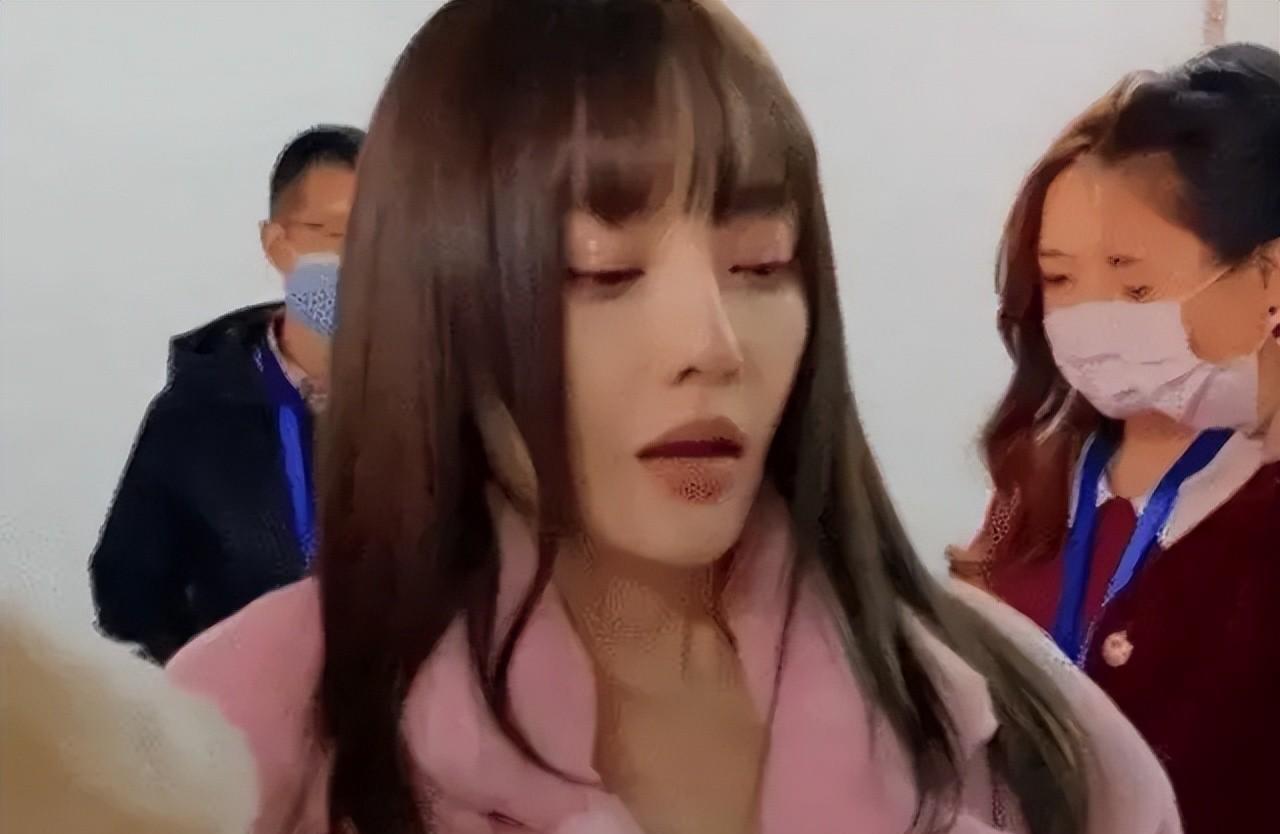 李小璐直播4小时全程被骂,下播就崩溃大哭,工作人员反应太现实了