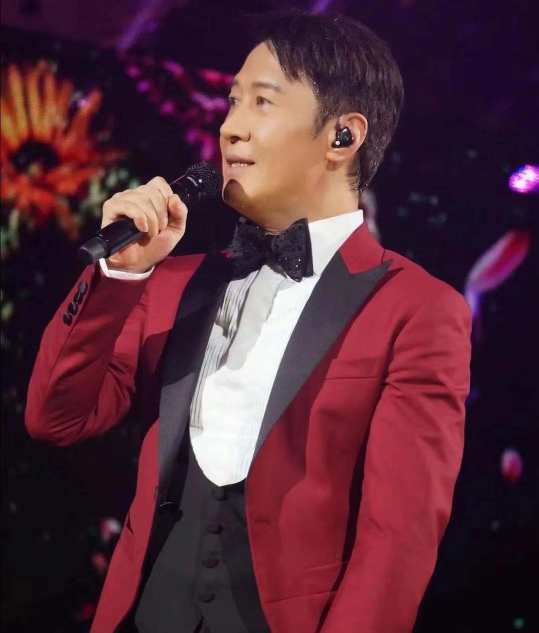 黎明盛大演唱会：众多名人捧场，快歌坐着唱成亮点