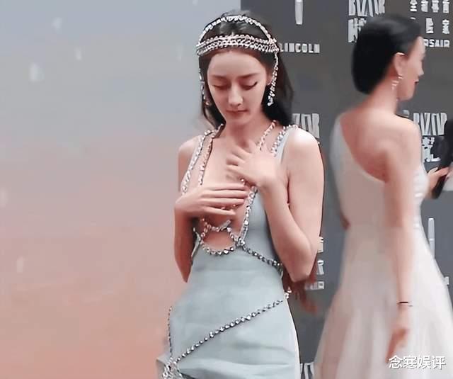 金星称穿深V装捂胸有毛病，影射迪丽热巴没实力，跟粉丝吵起来了