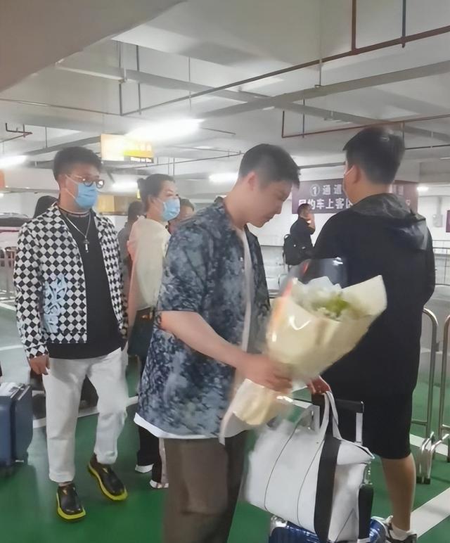 赵本山|同是嫁女儿,赵玉芳风光大办,球球只摆3桌酒席,赵本山有何用意